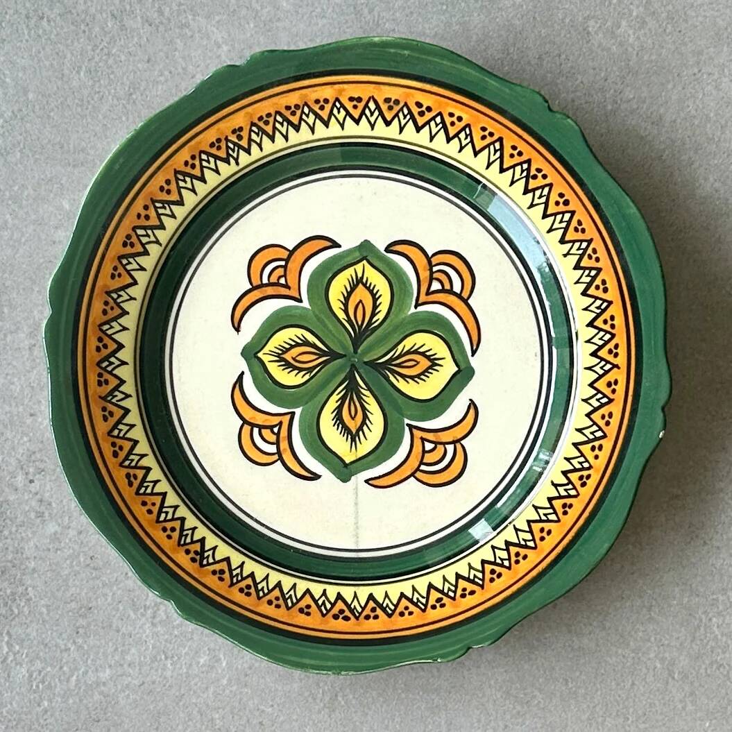 Henriot Quimper Breton earthenware plate – green-yellow-orange geometric pattern – Ø 24 cm