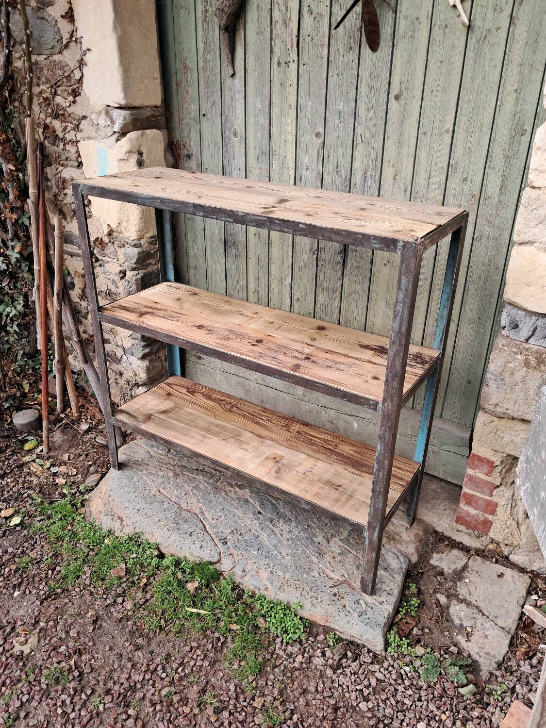 Shelf on feet