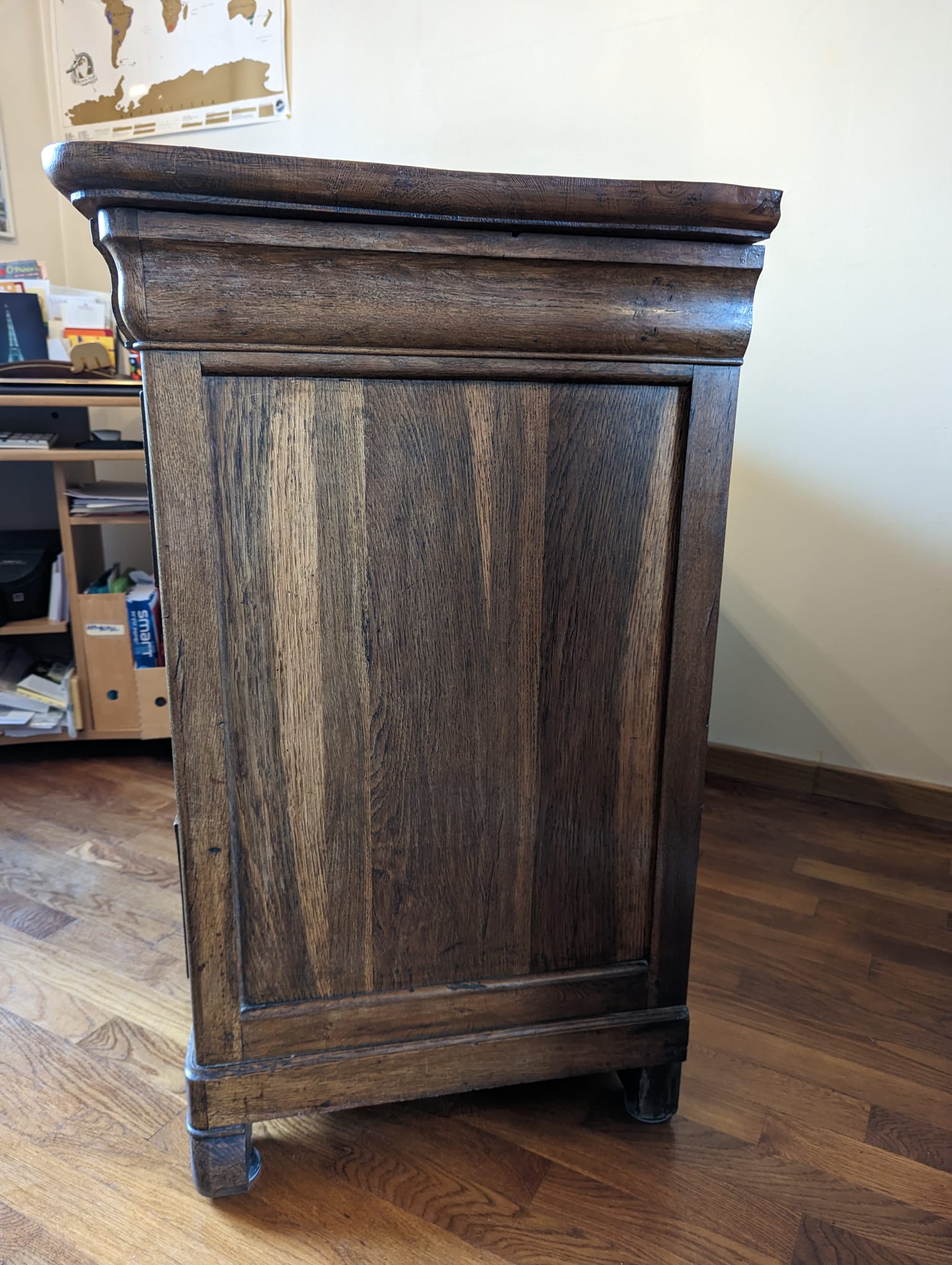 Commode en chêne blond mouluré