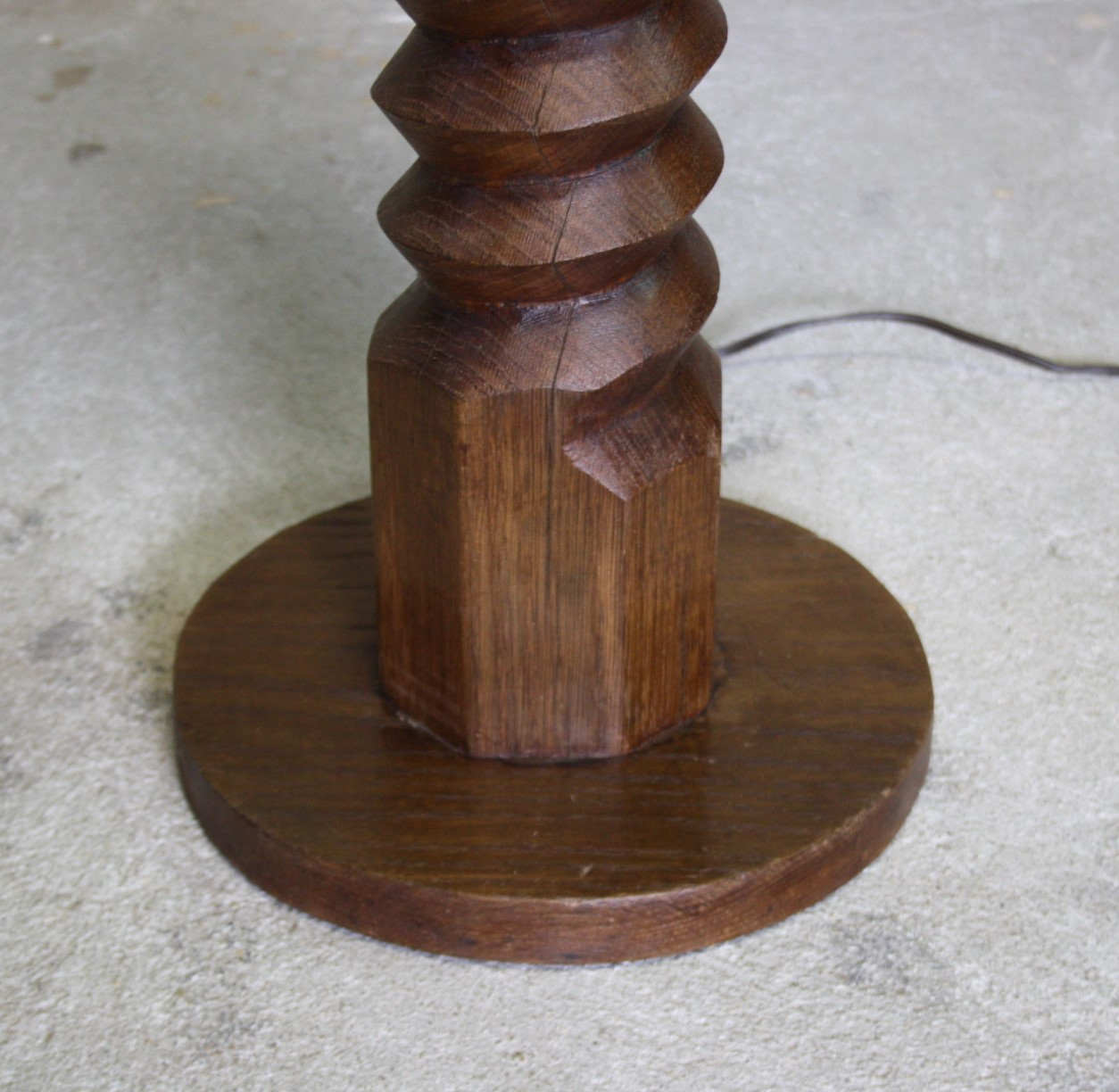Press screw floor lamp
