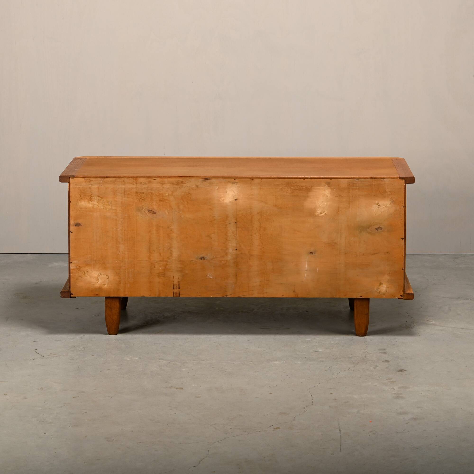 Buffet bas en chêne avec des supports en laiton conçu par Henning Kjærnulf.