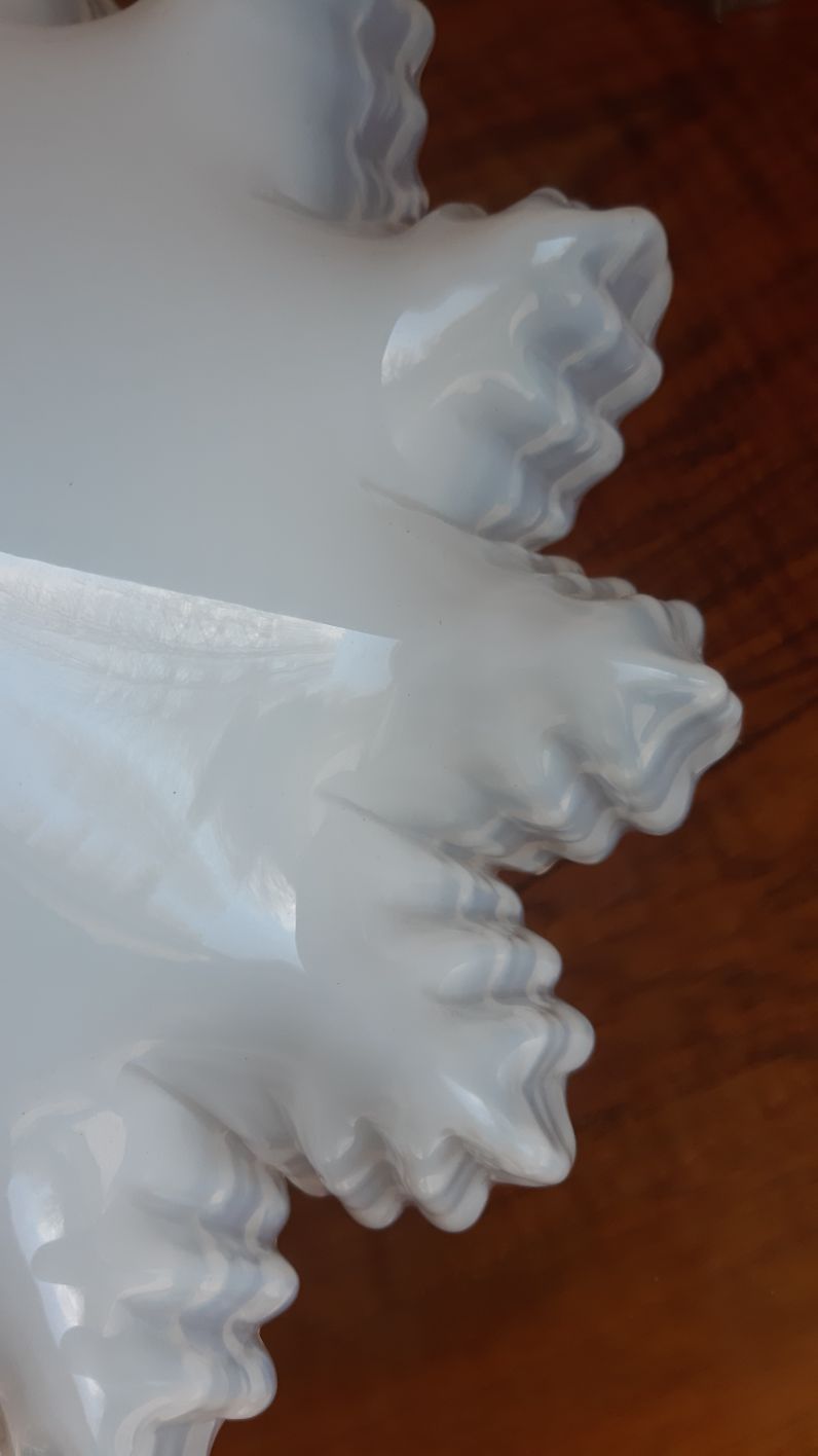 Opaline suspension opalescent glass