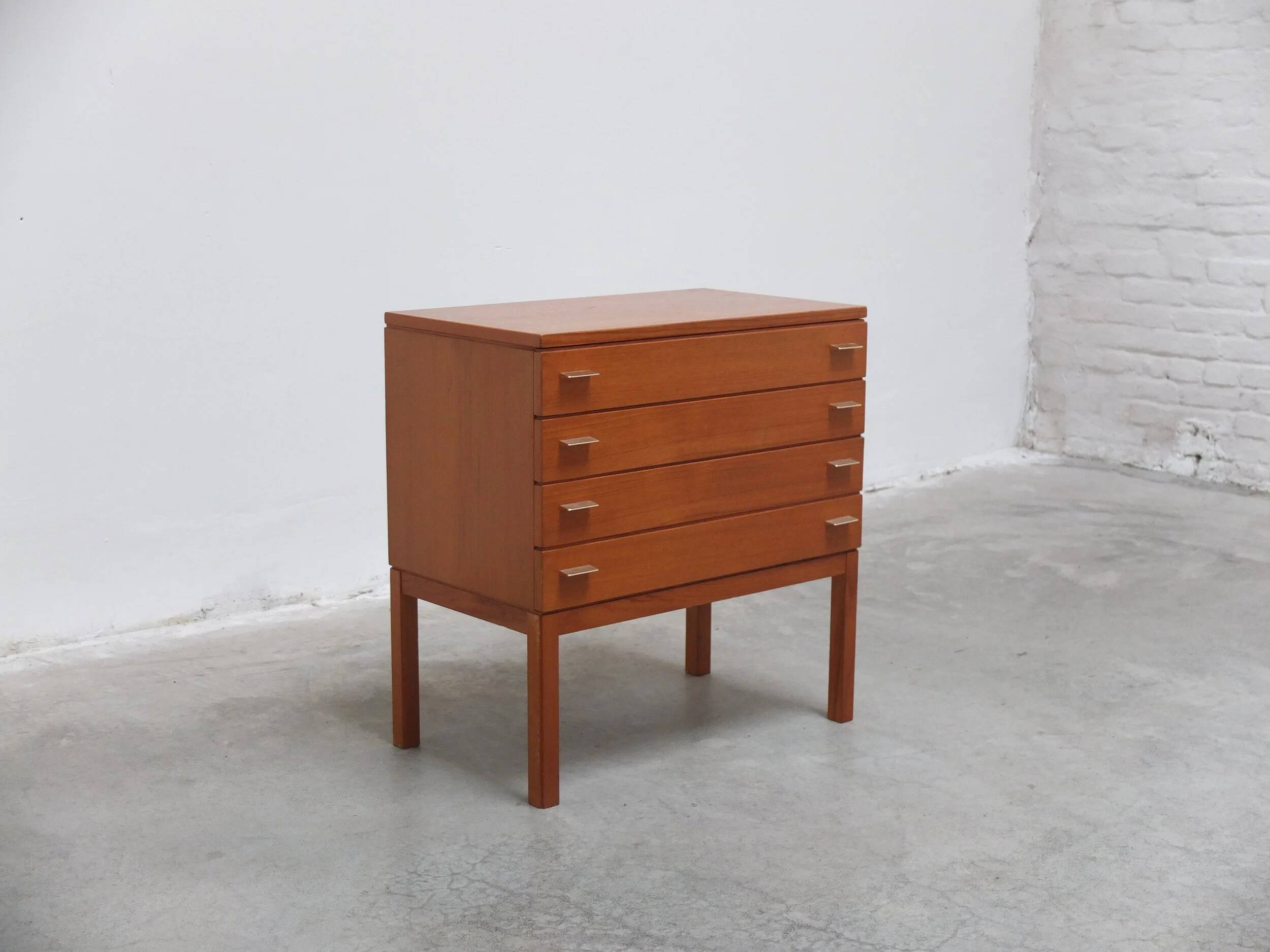 Commode suédoise en teck avec poignées en métal, années 1970
