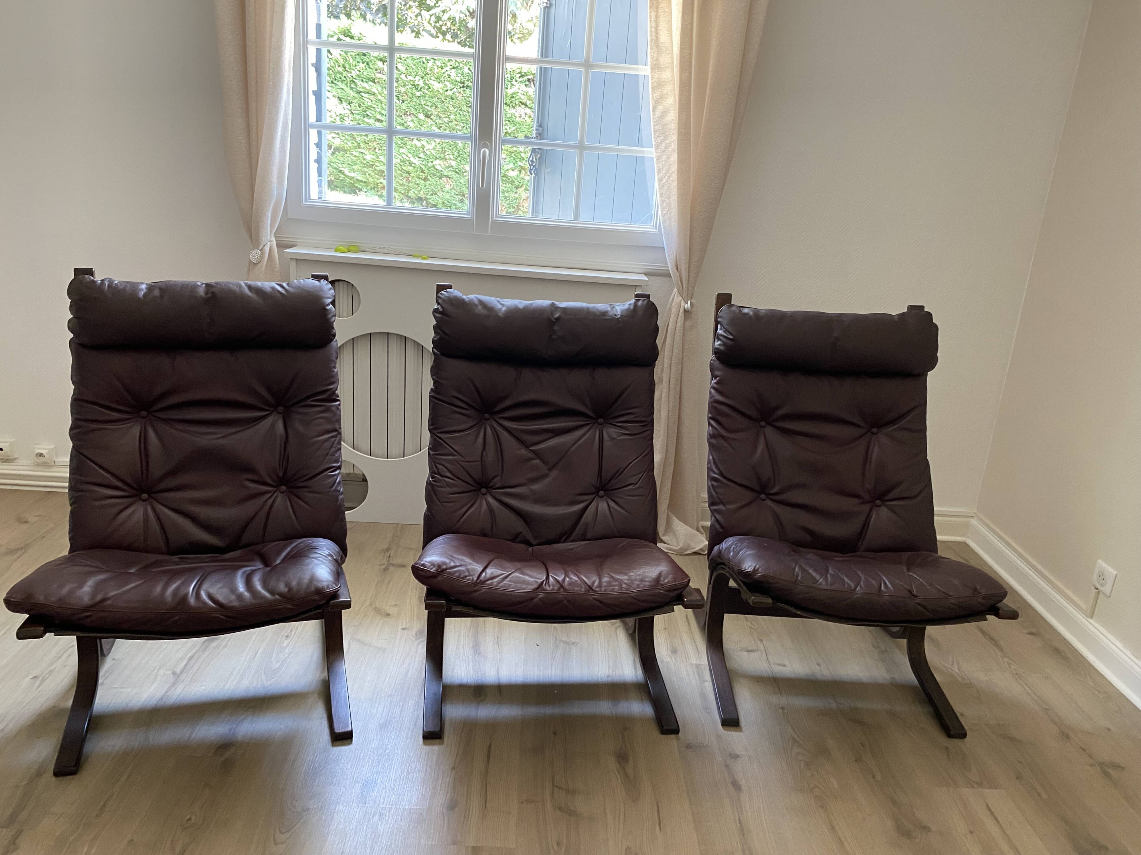 Fauteuils du designer norvégien Ingmar Relling. Petite table basse assortie