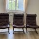 Fauteuils du designer norvégien Ingmar Relling. Petite table basse assortie