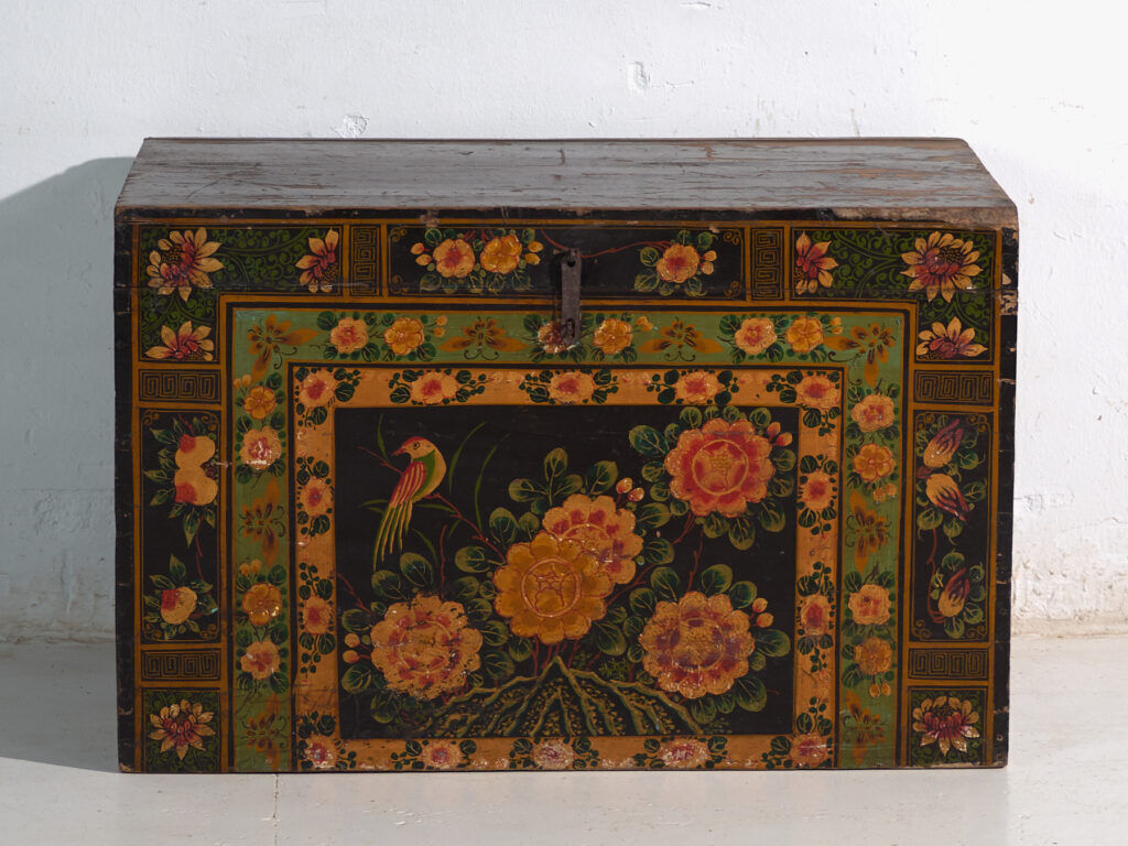 Antique chest painted in pine wood – China, around 1900