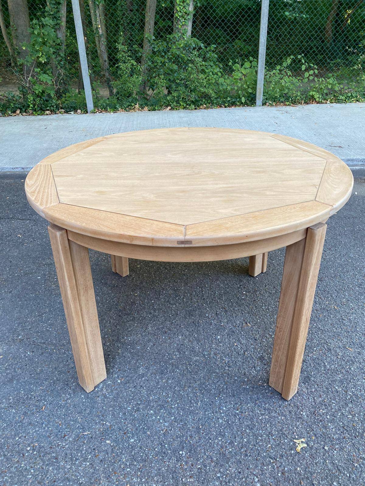 Table à manger scandinave ronde extensible décapée en chêne brut 1970