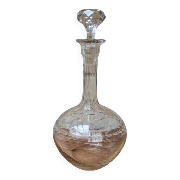 Ancienne carafe ronde en verre ciselé avec bouchon
