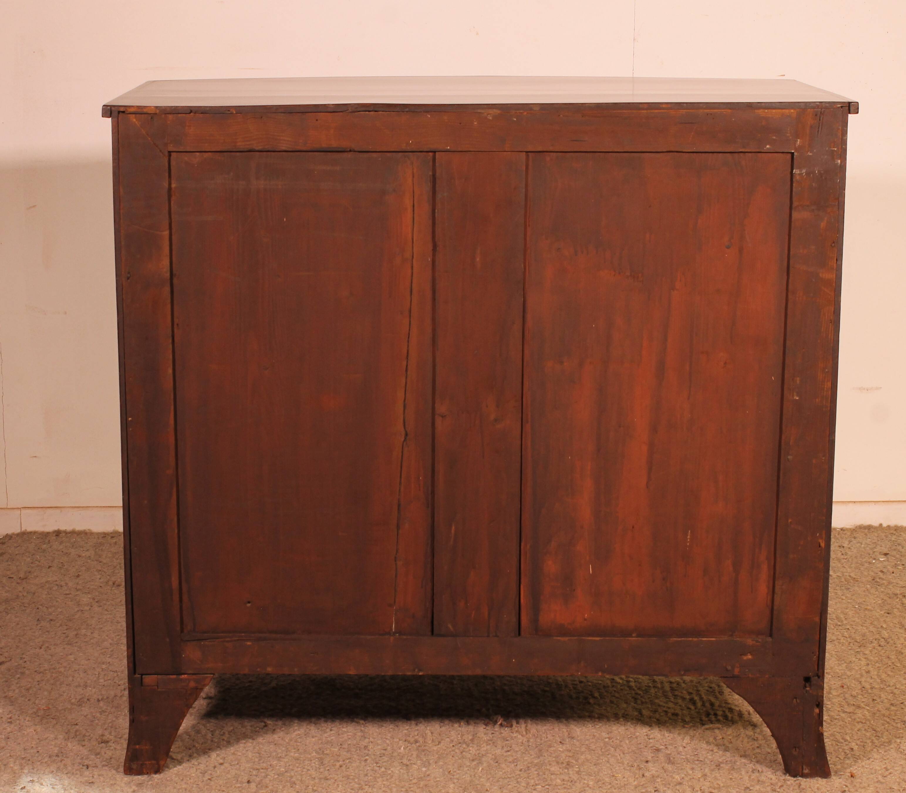 Commode bombée en acajou et incrustations, circa 1800