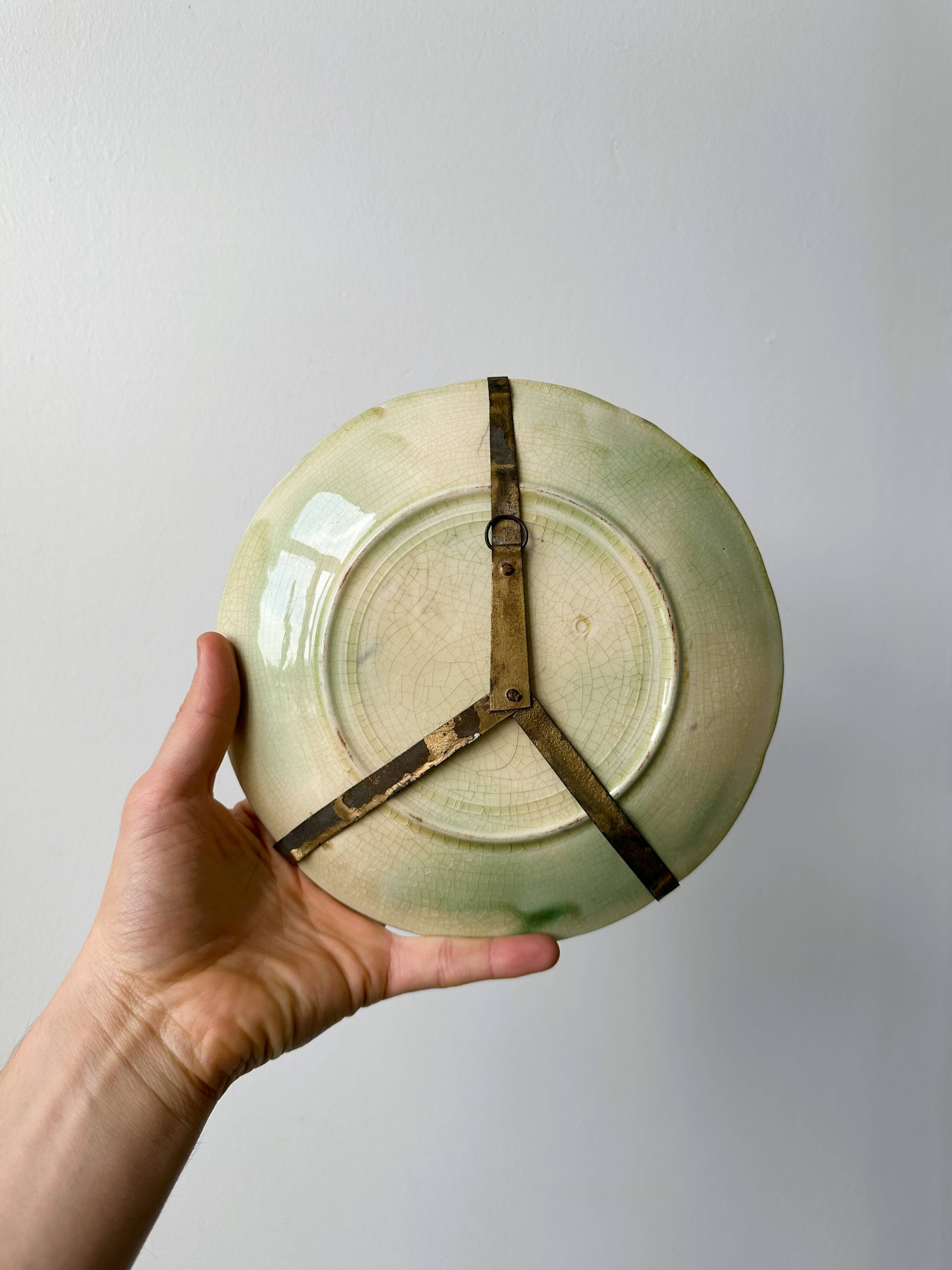 Assiette raisins en barbotine