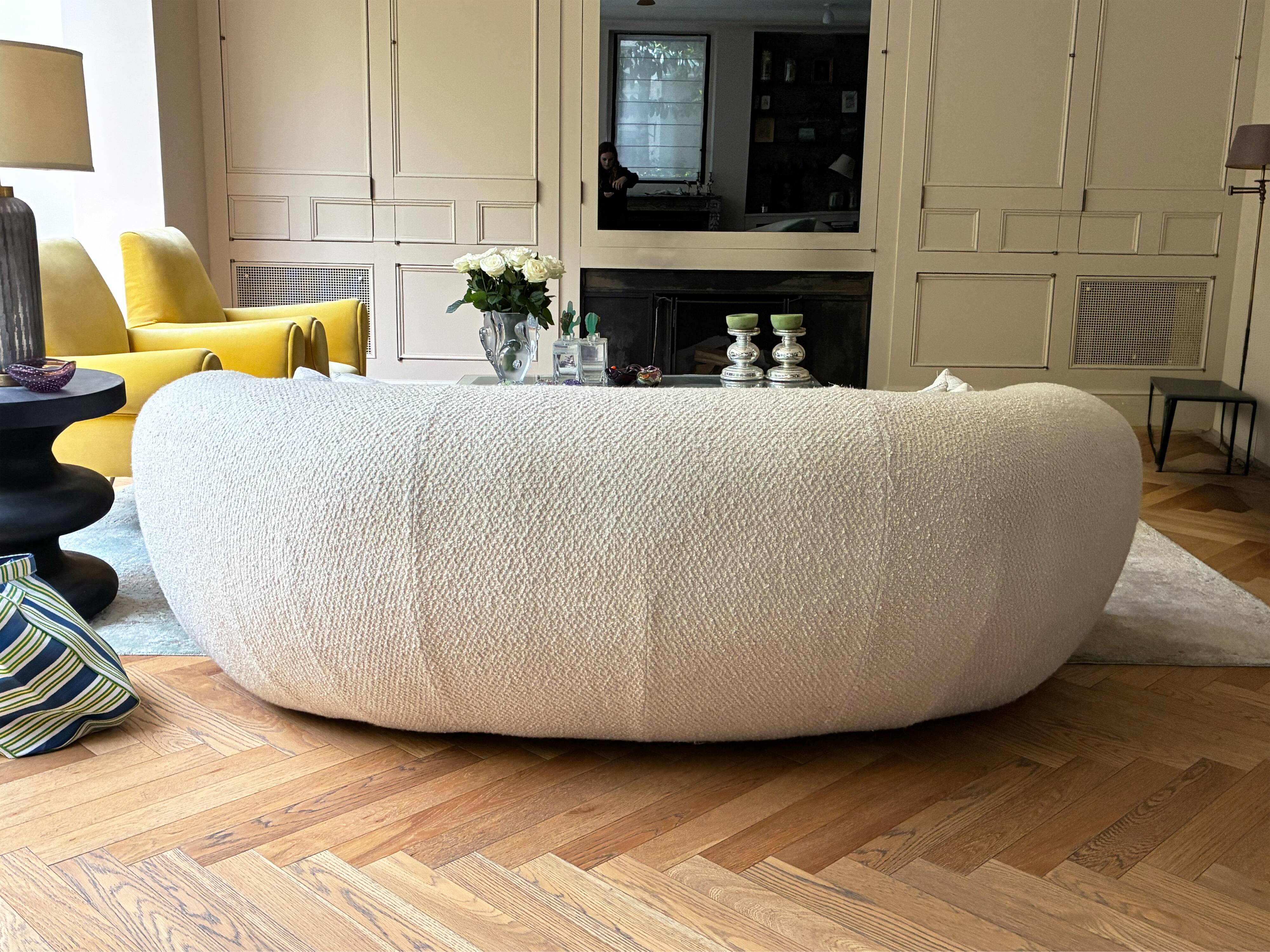 Curved sofa set "Polar Bear" called "Banana" in white boucle.