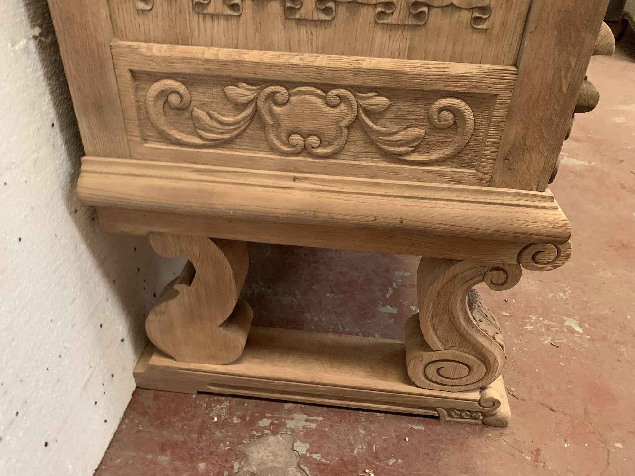 Buffet de style Renaissance en chêne massif XX siècle