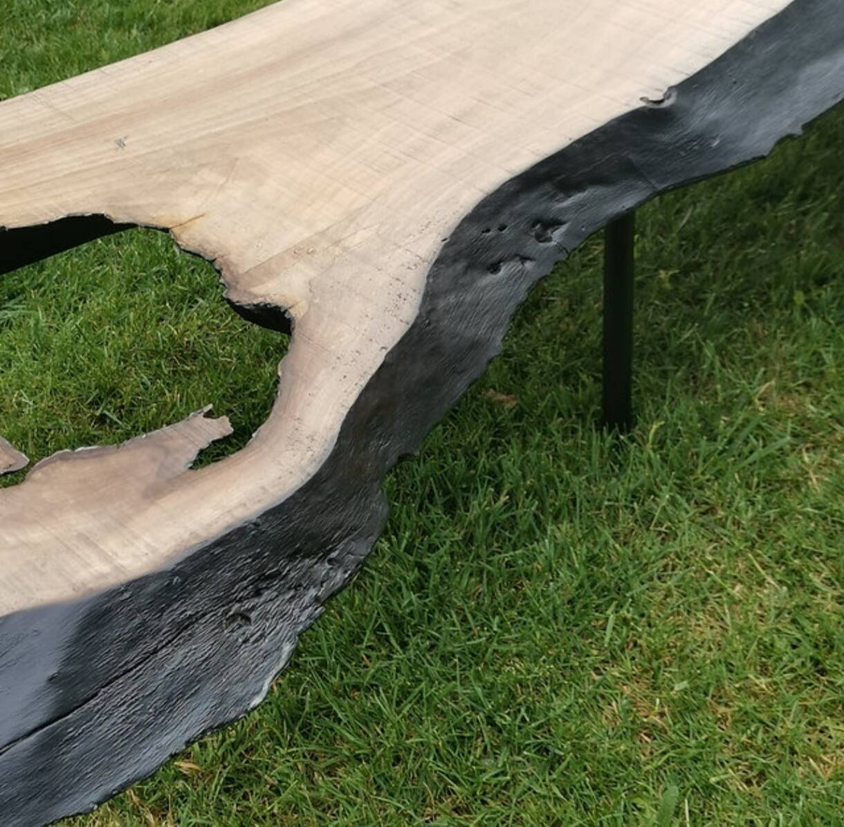 Table basse bois brûlé brutaliste