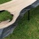 Table basse bois brûlé brutaliste