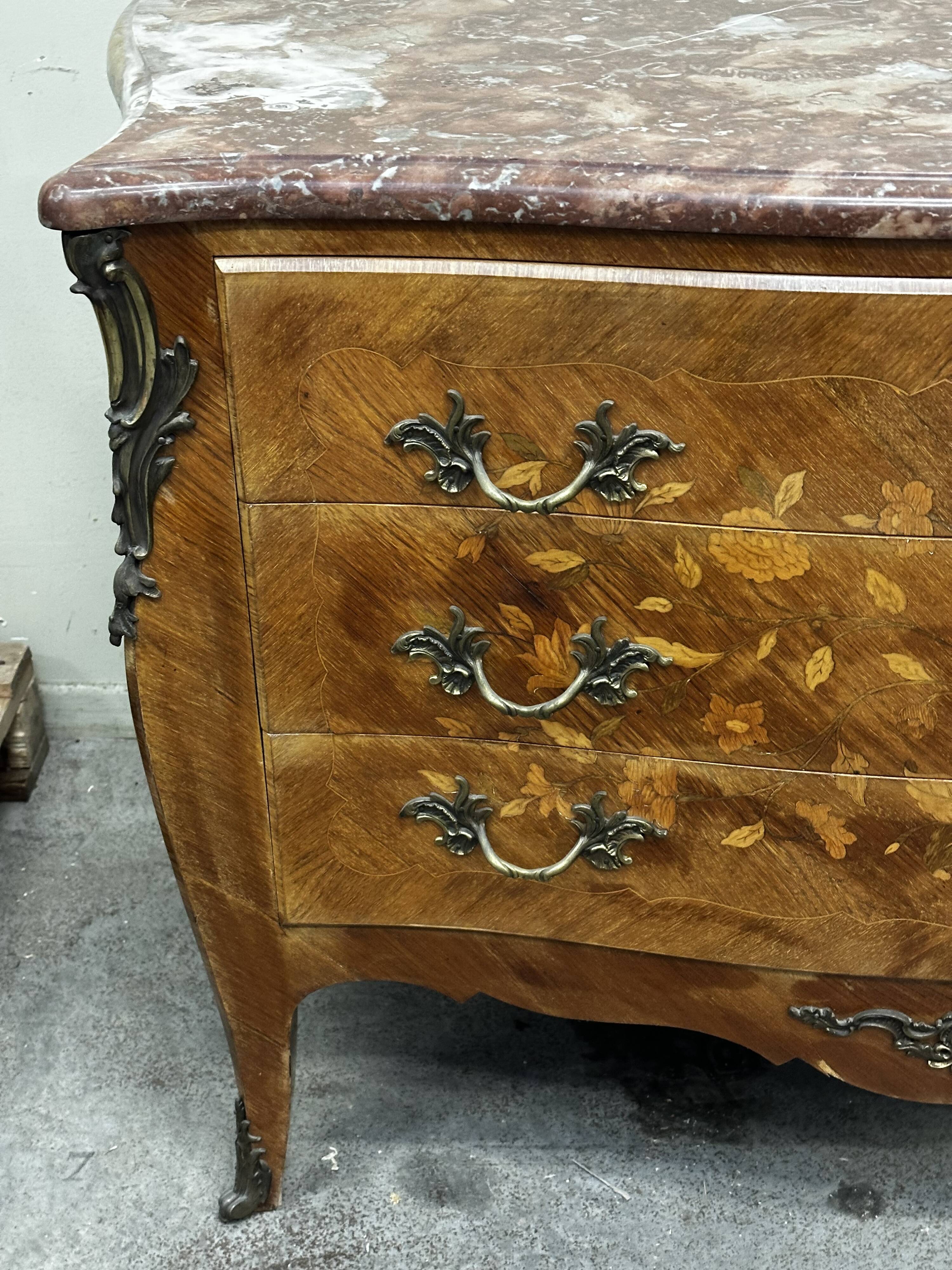 Curved and inlaid chest of drawers, Louis XV style, late 19th-early 20th century