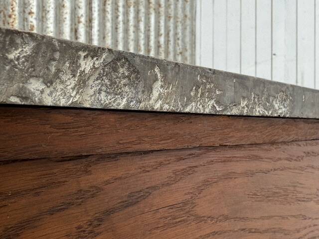 Empire mahonie ladekast met hardstenen blad, Gris de Marais