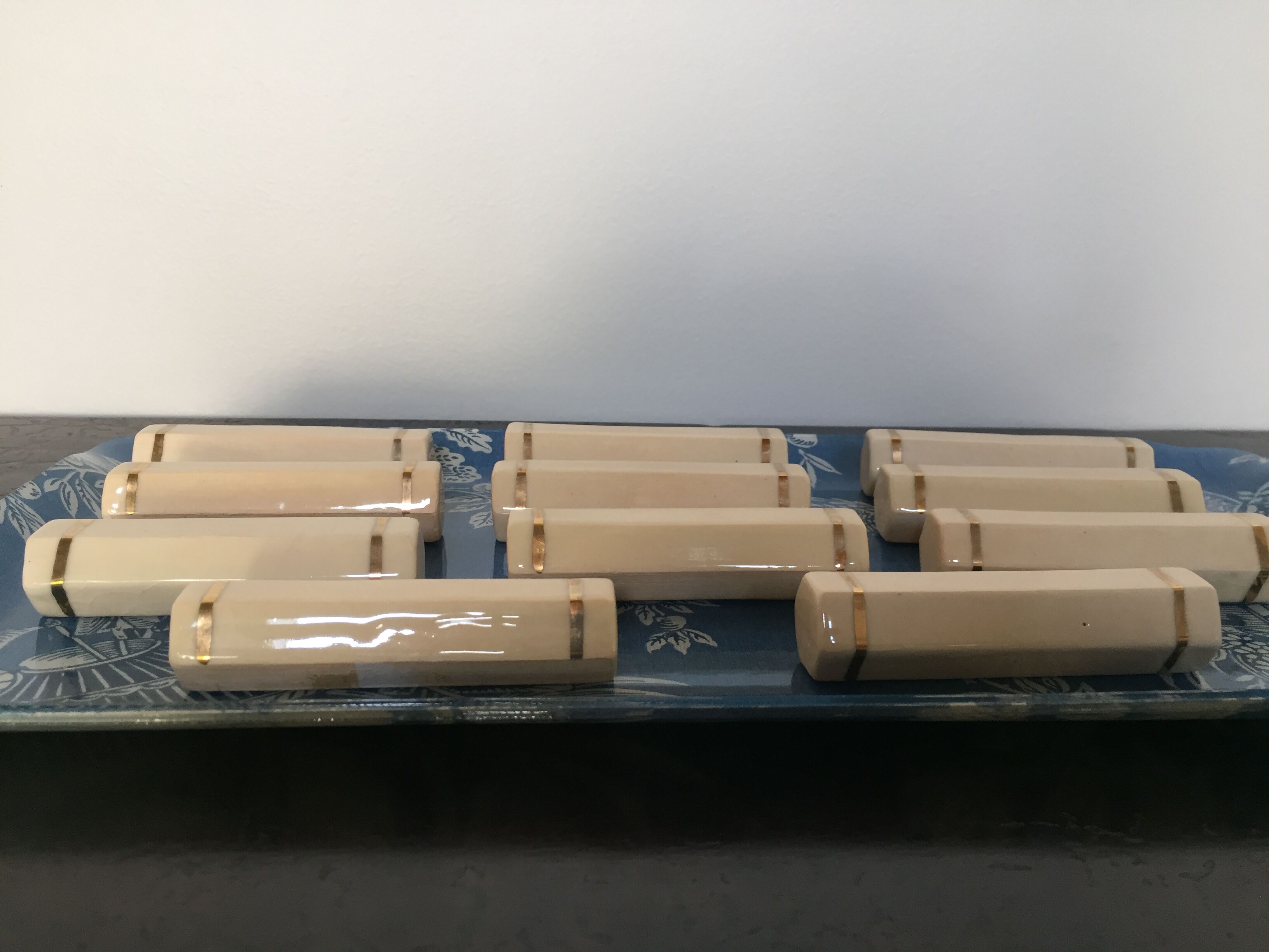 Wears pink beige ceramic knives Art Deco era