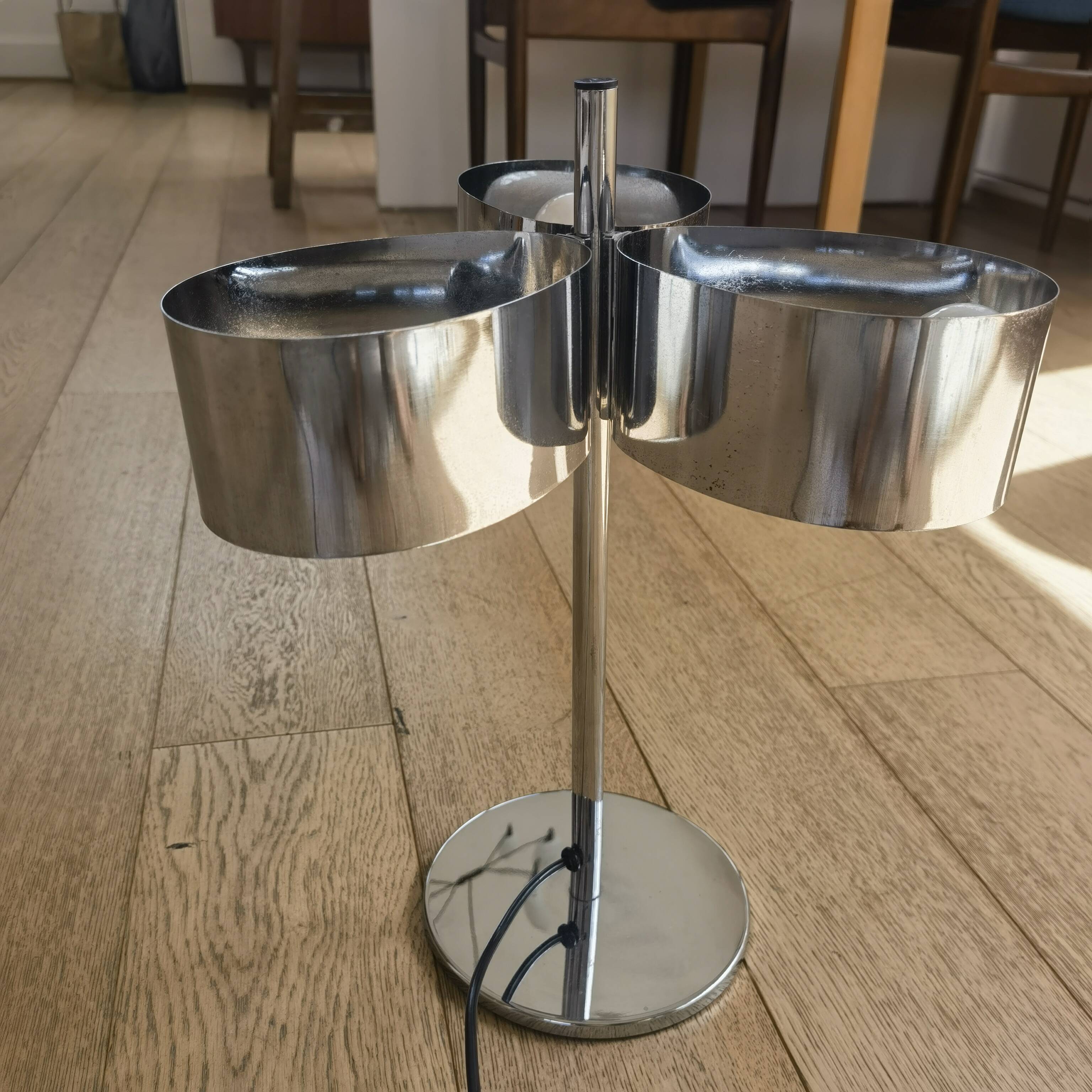 Chromed metal table lamp with 3 lights