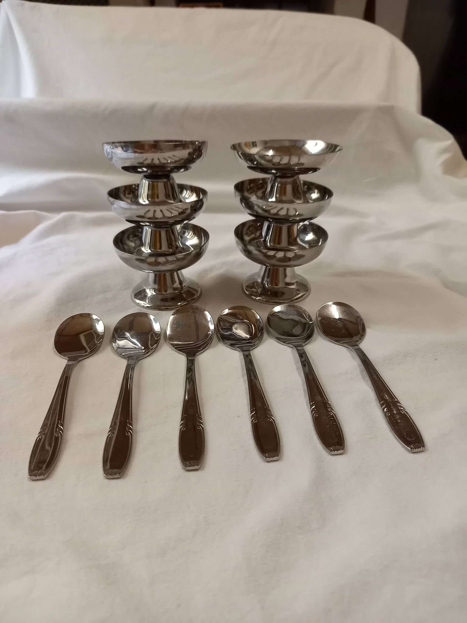 Set of 6 small ice cream bowls by Guy Degrenne in stainless steel with 6 spoons.