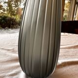 Vase soliflore modèle Aria Piccolo en verre côtelé gris bleu