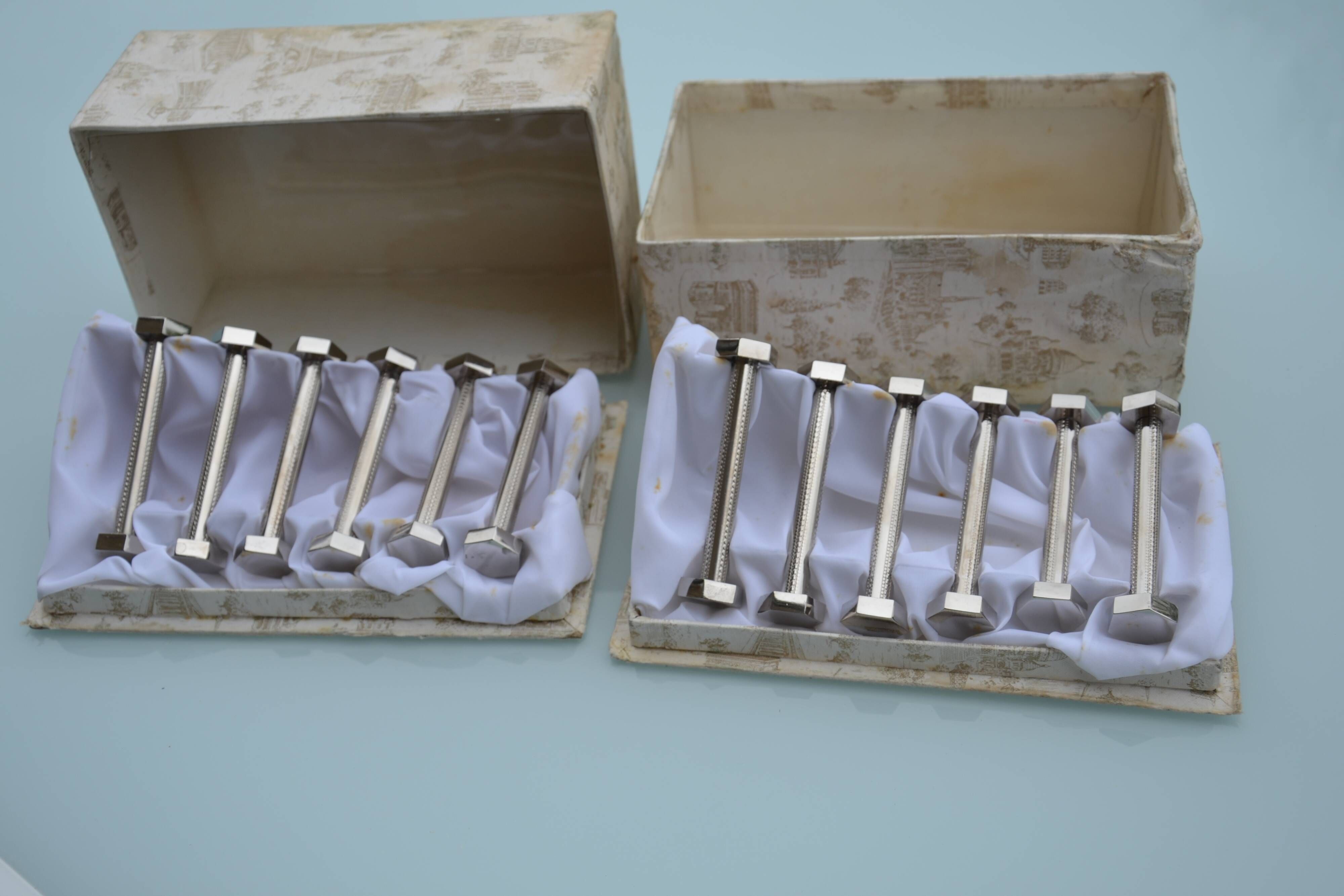 12 bolt-shaped knife rests in their original vintage box
