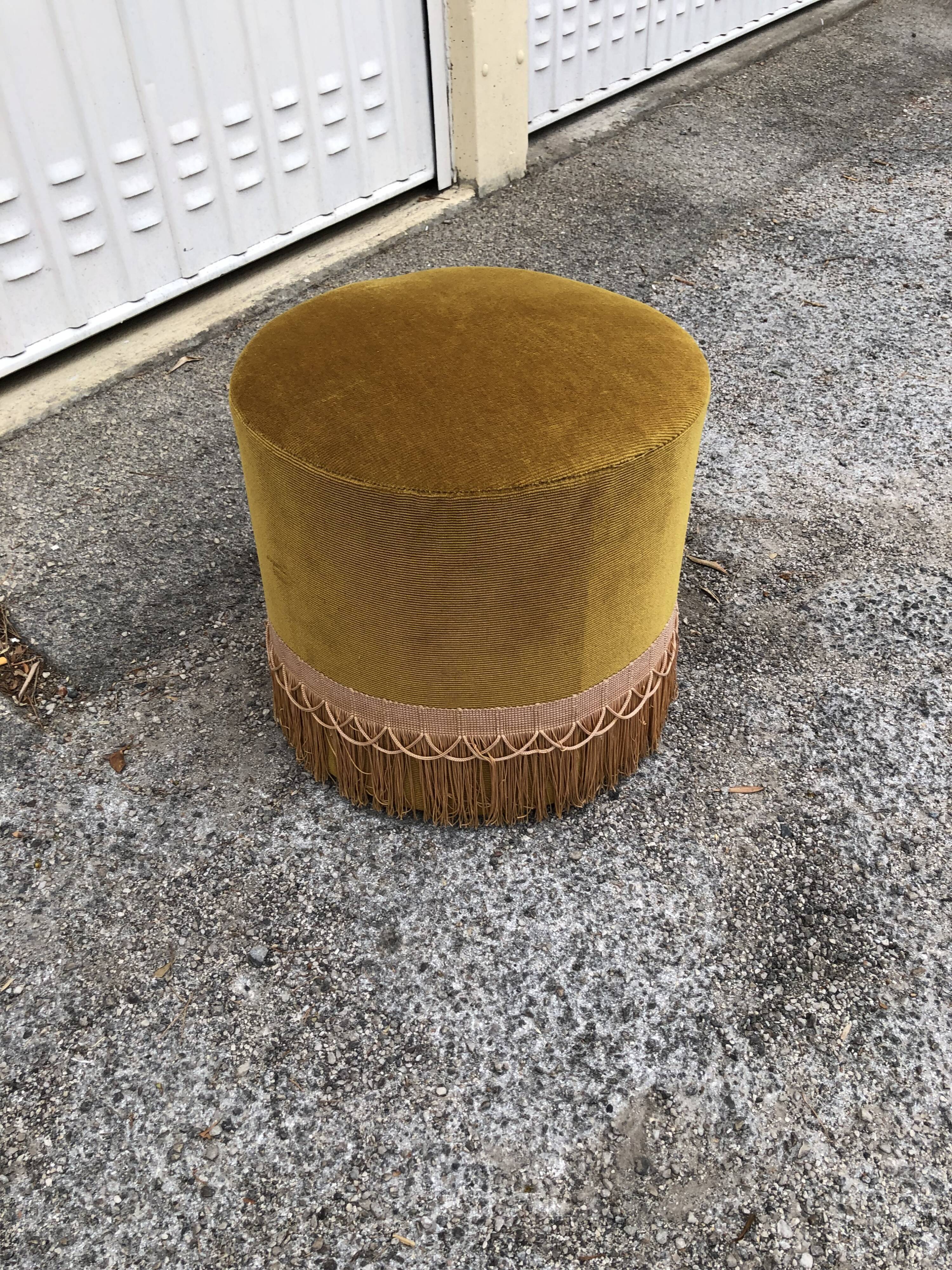 Vintage pouf in gold velvet