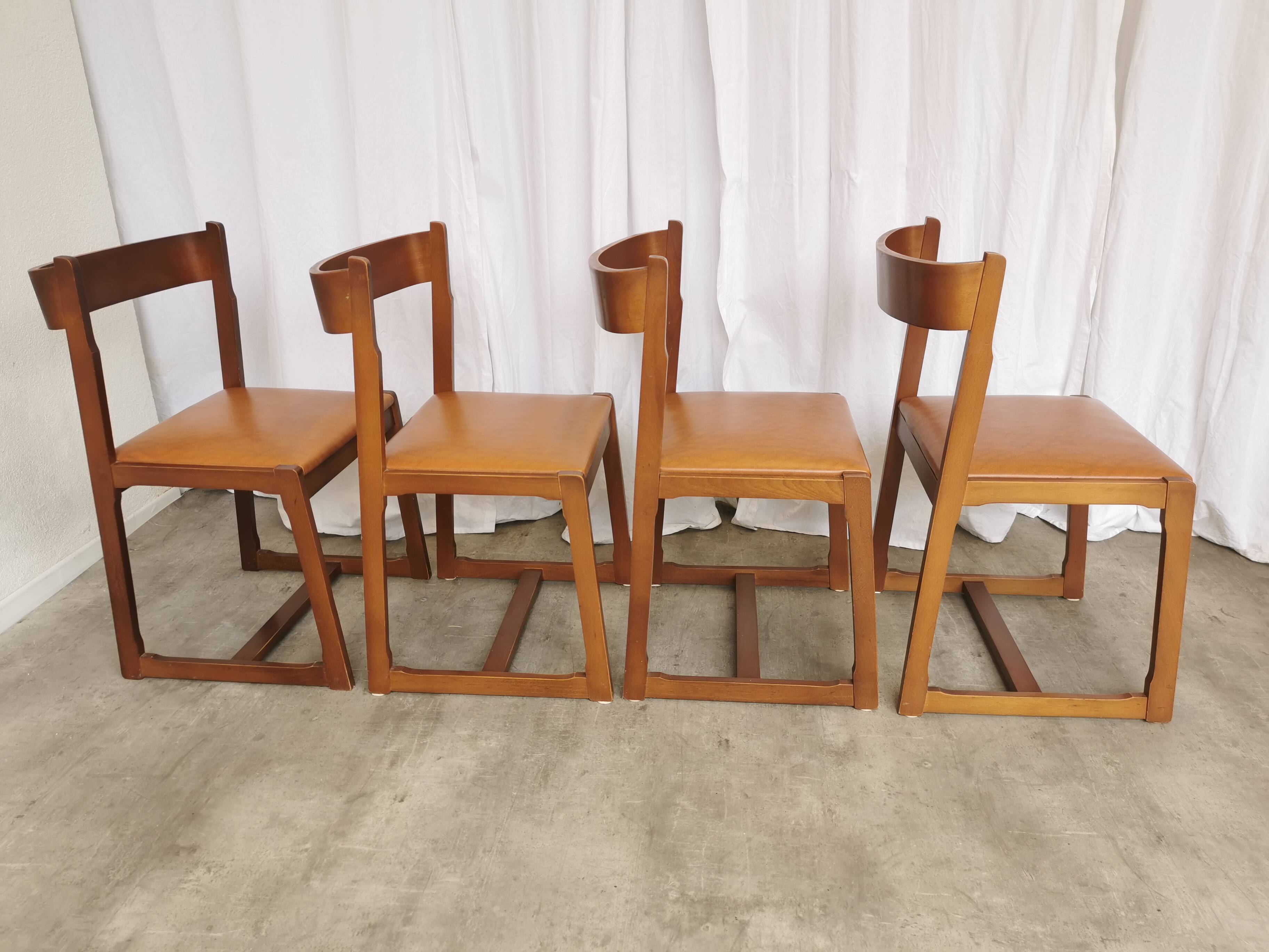 Lot de 4 chaises de salle à manger vintage / design sculptural en bois des années 70, cuir marron