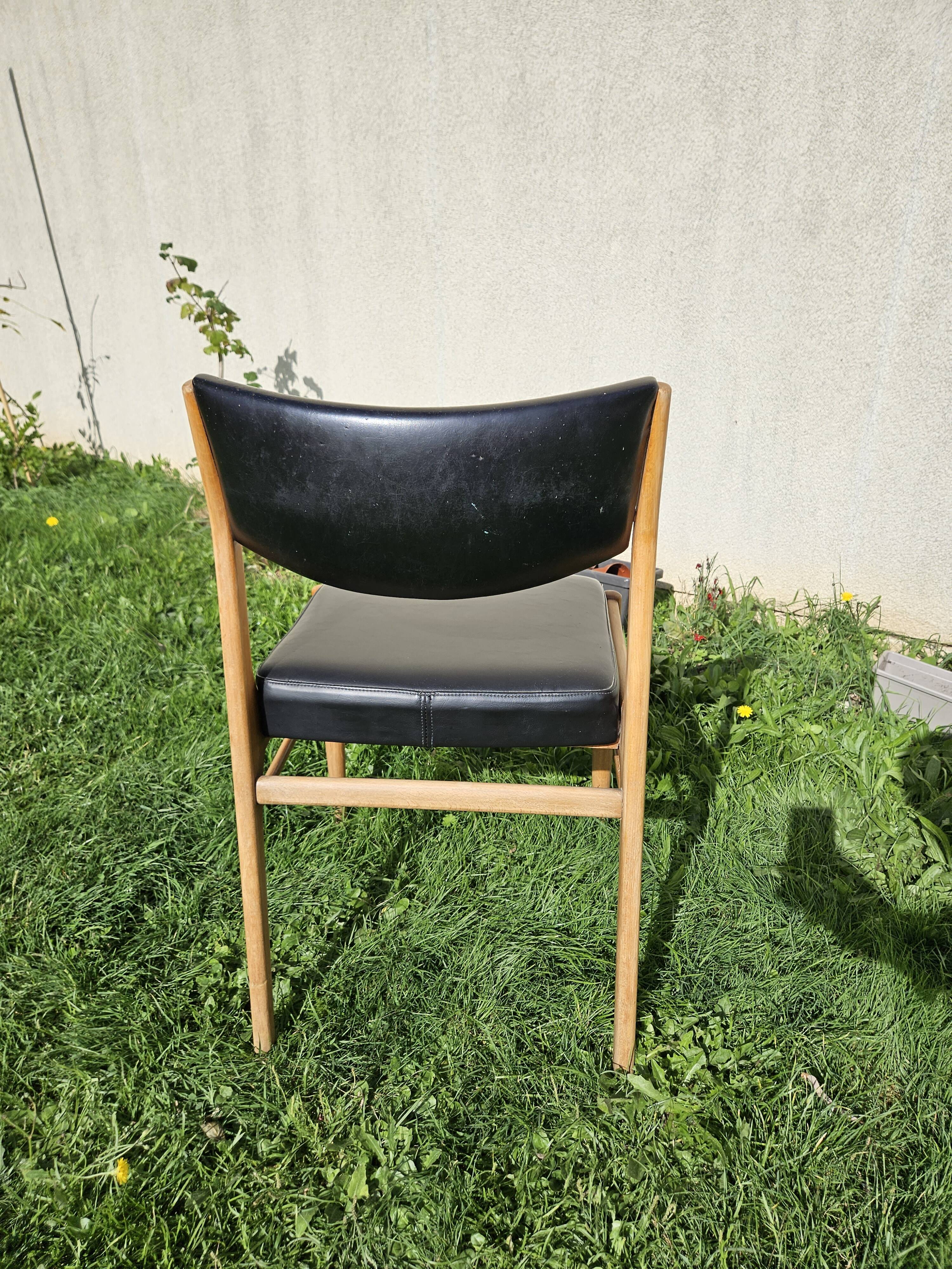 Chaise scandinave assise et dossier similicuir
