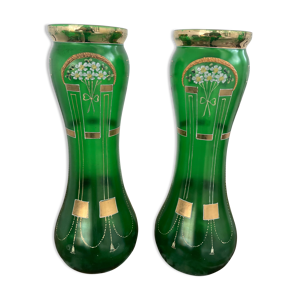 Paire de vases verts, décor fleurs,