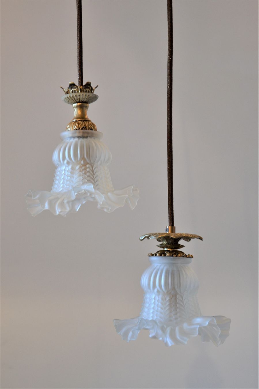 Double suspension with tulip lampshades and gold finishes