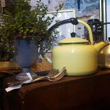 Bouilloire  ancienne émaillée jaune pâle