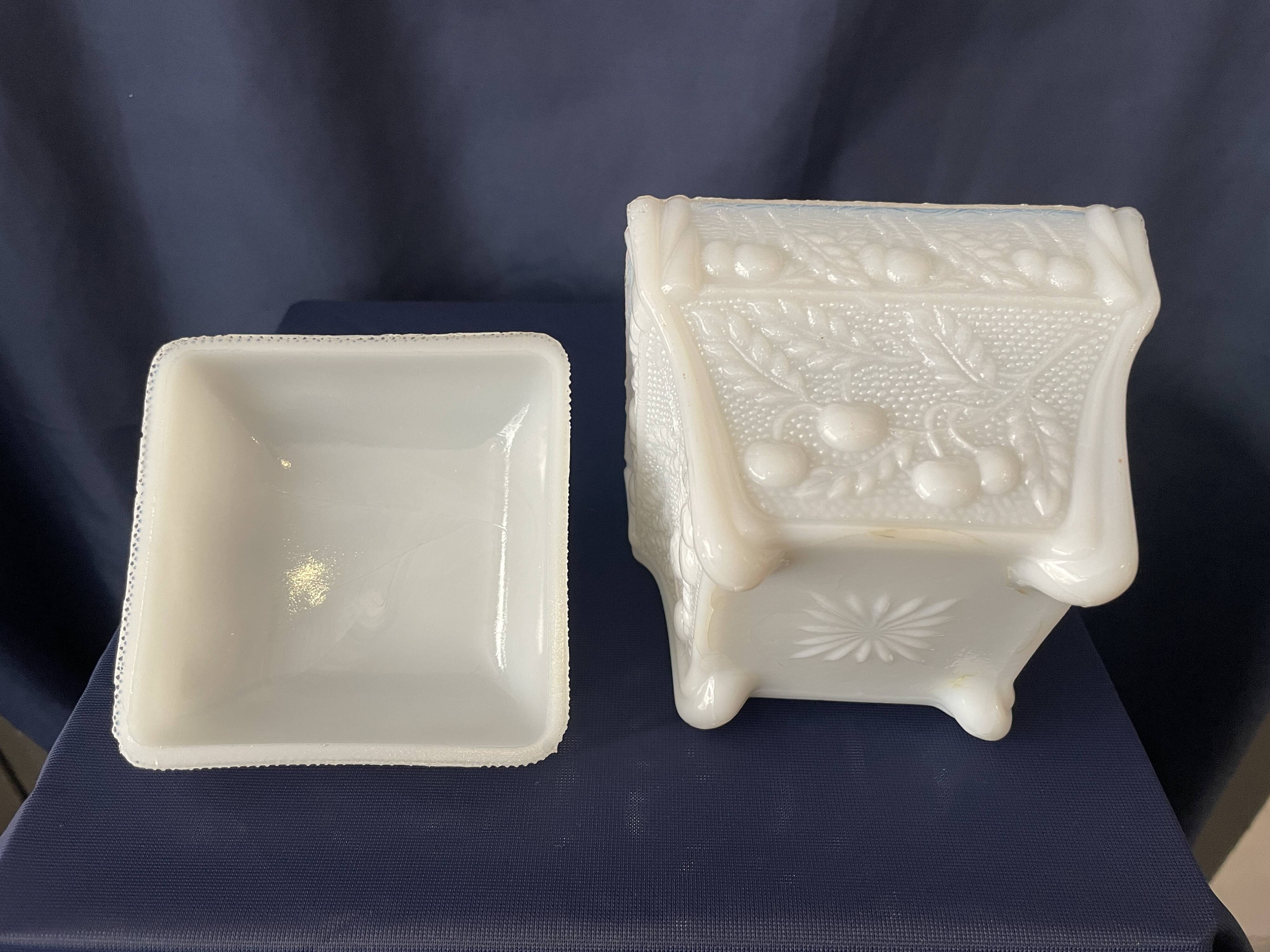 Sweet box jewellery box in white opaline decorated with cherries