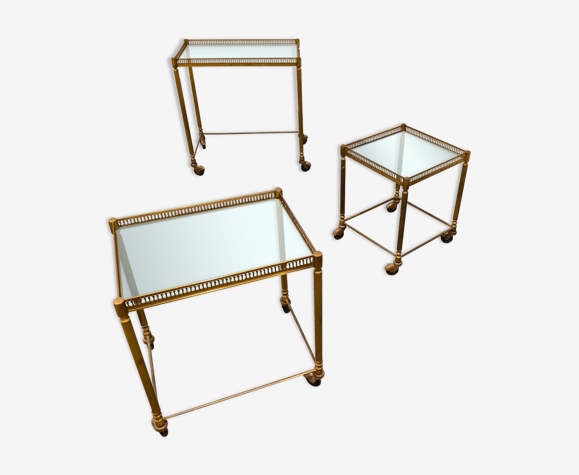 Ensemble de tables gigognes néoclassiques en métal doré des années 1950