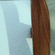 Fauteuil vintage milieu du siècle design moderne boucle blanche couleur bois noyer foncé 1970 chaise restaurée
