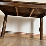 Table brutaliste