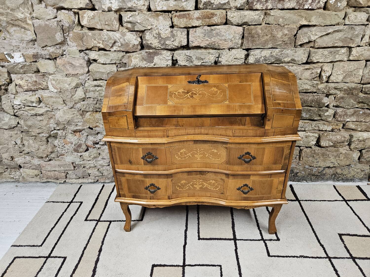 Scrétaire commode galbé marqueté