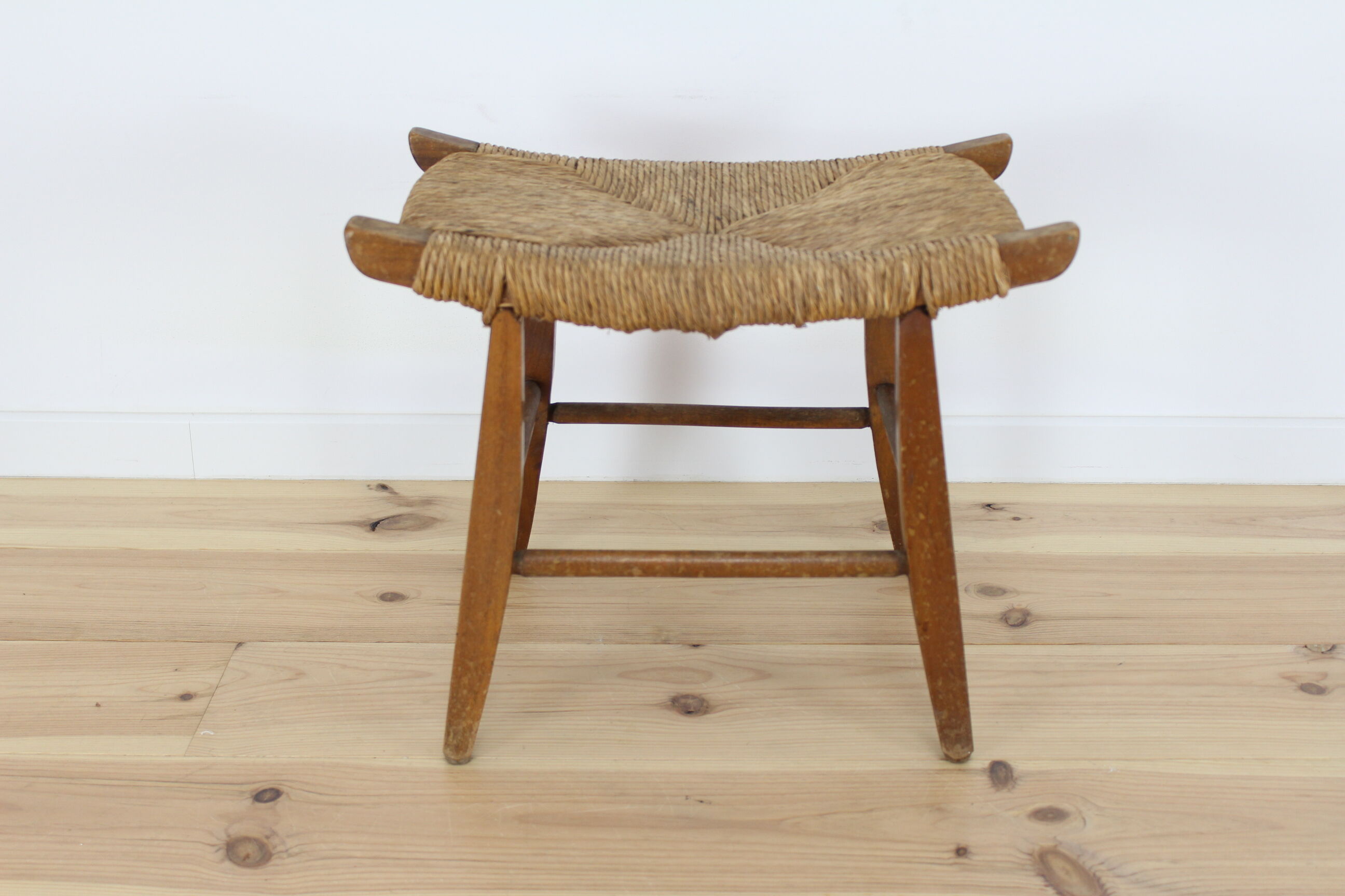 Stool straw mid-century Bull