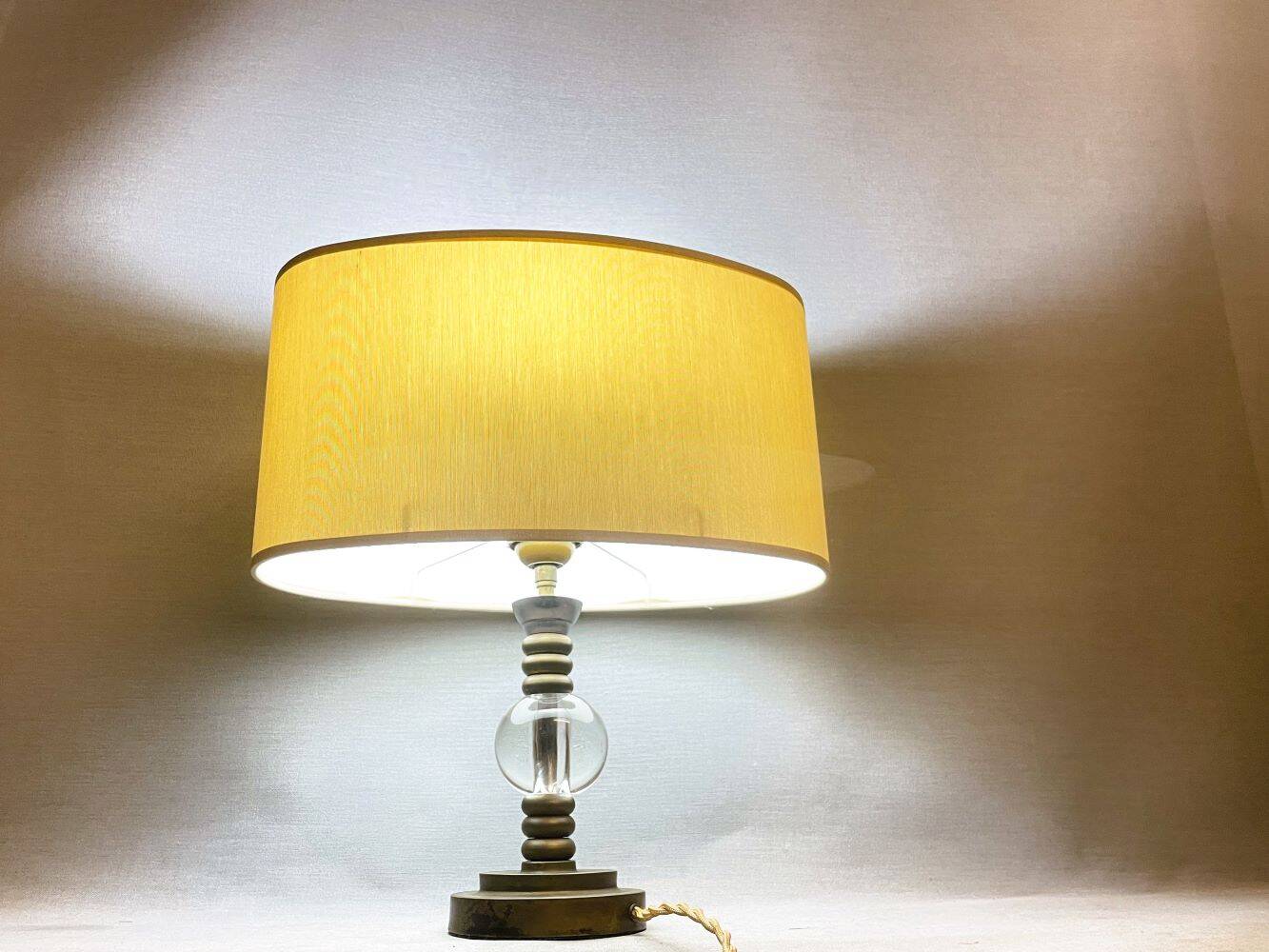 Lampe de table vintage en laiton avec abat-jour ovale crème en soie 1960