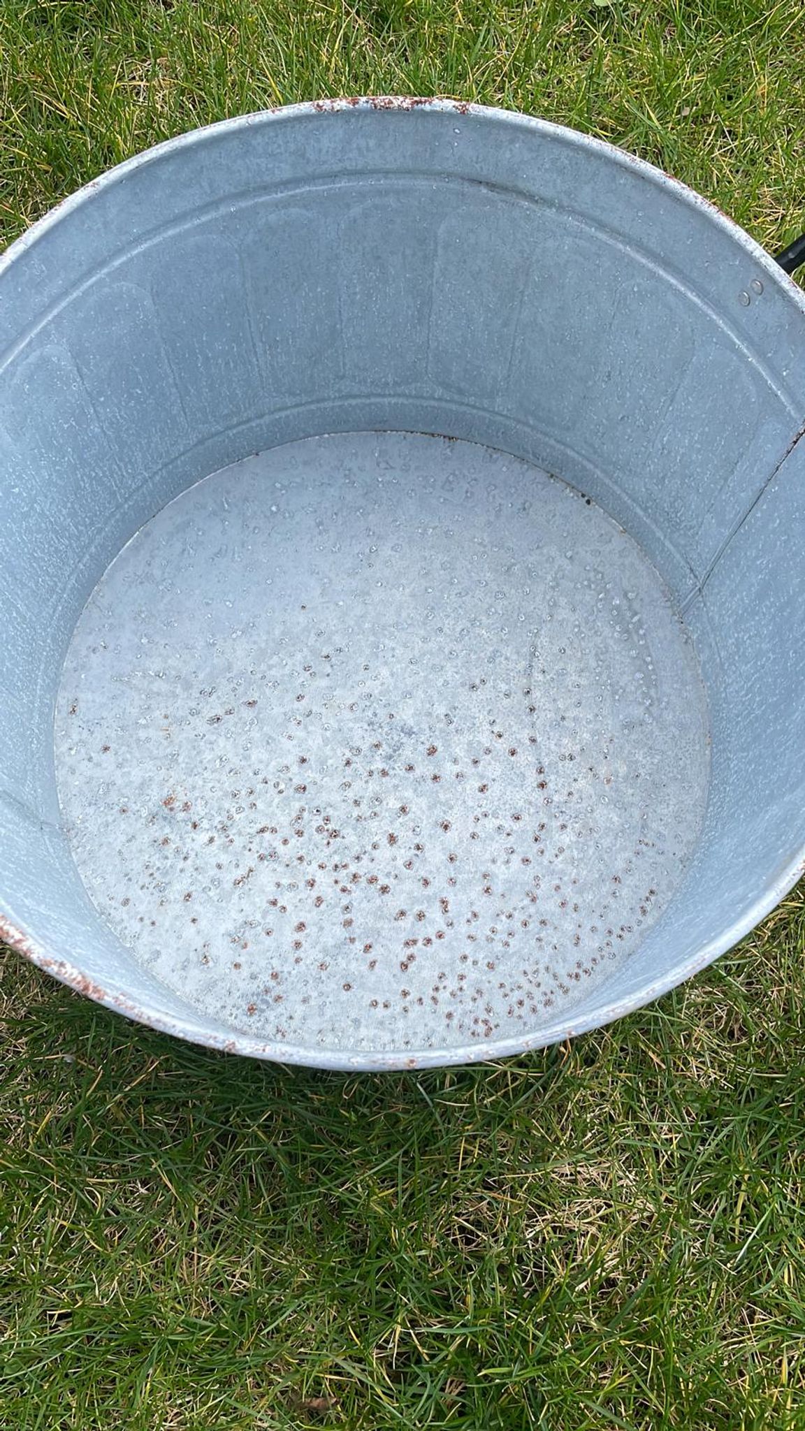Round planter basin in vintage zinc