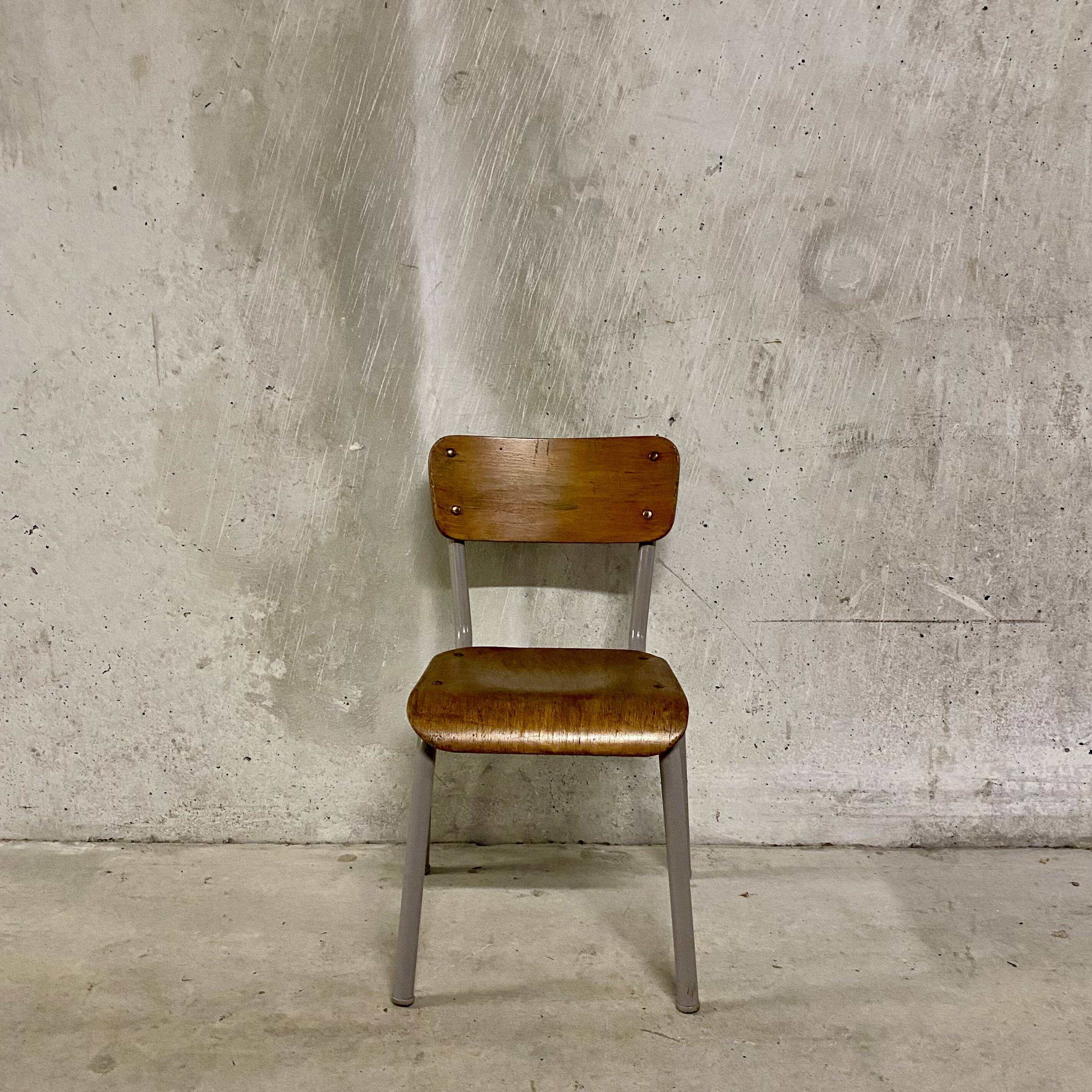 Chaise d'école maternelle