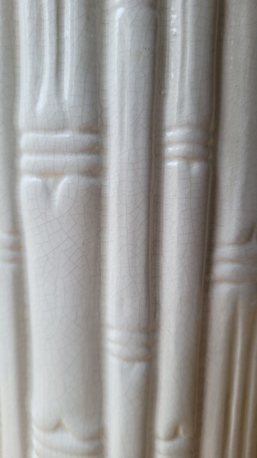 Cracked ceramic lamp base