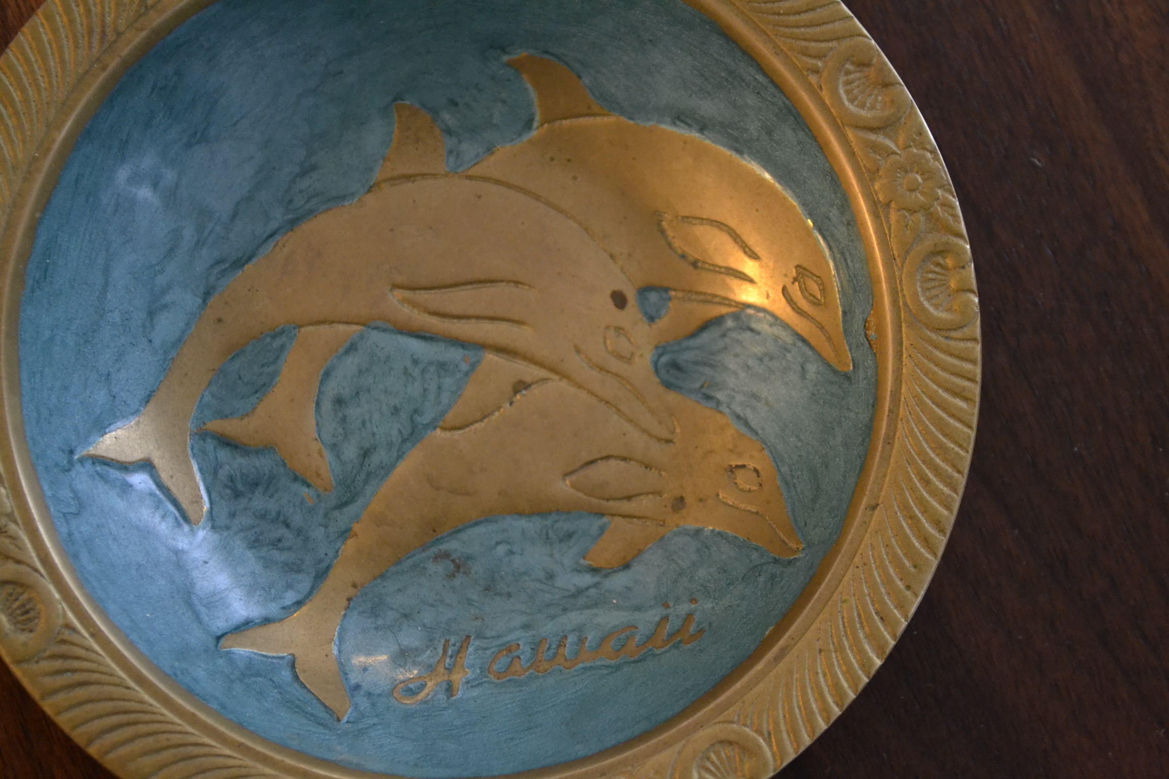 Empty pocket in brass dolphins design