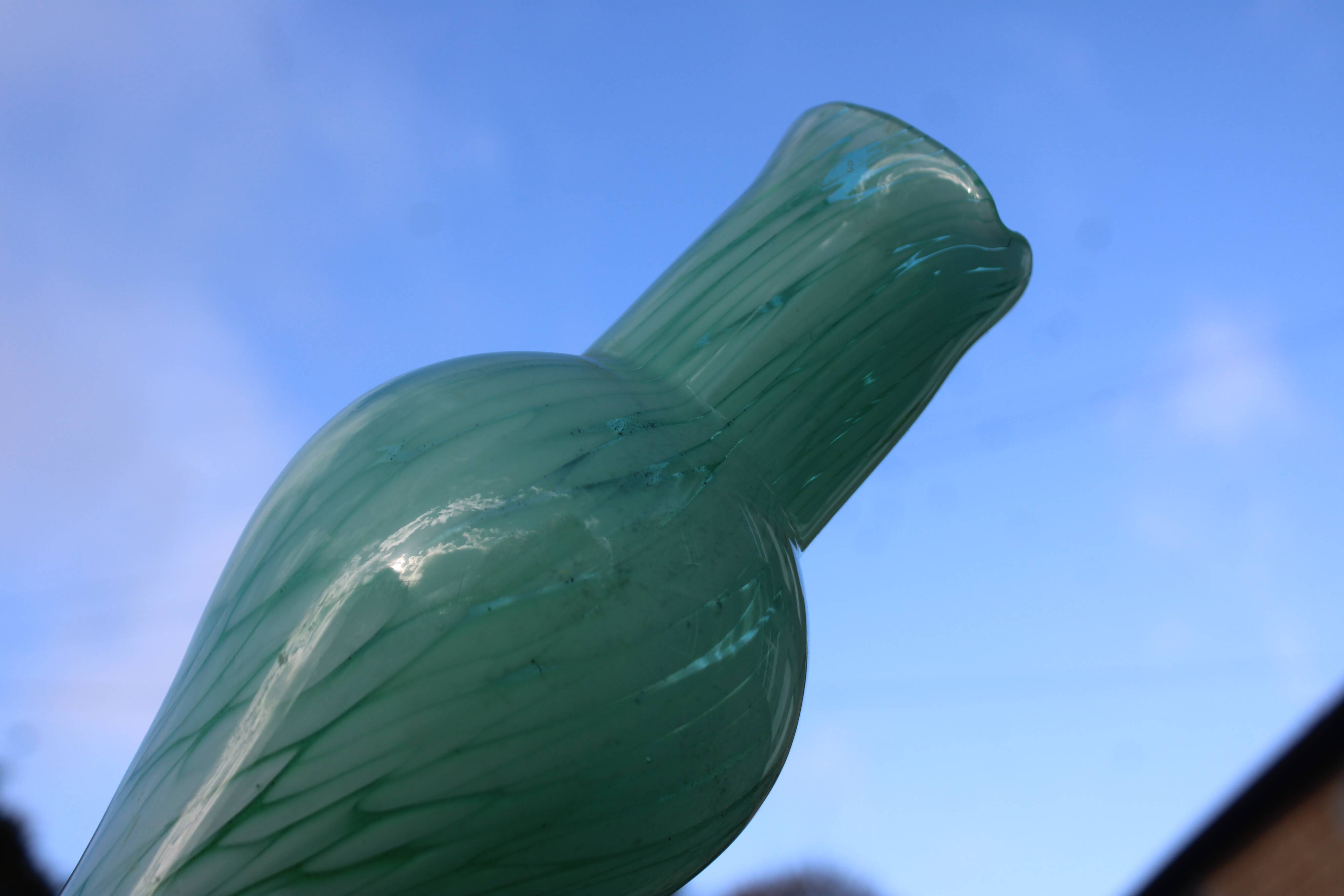 Cruche en verre soufflé vert émeraude – H32 cm x L10 cm