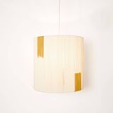 Suspension en fil de coton ecru, rose et camel.