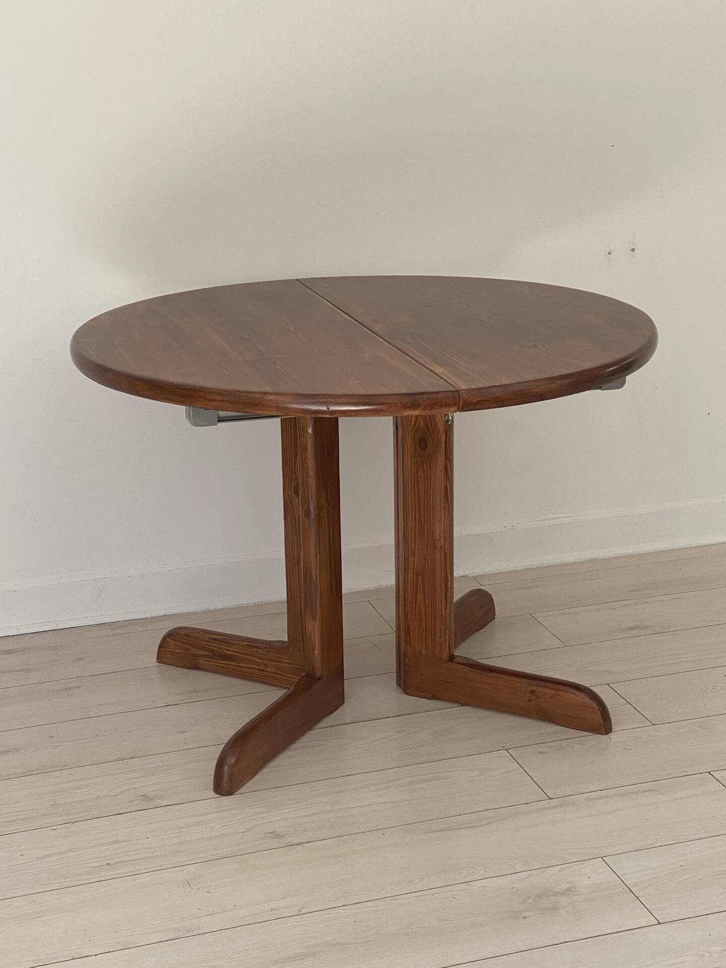 Extendable table for 4/6 people in pine.