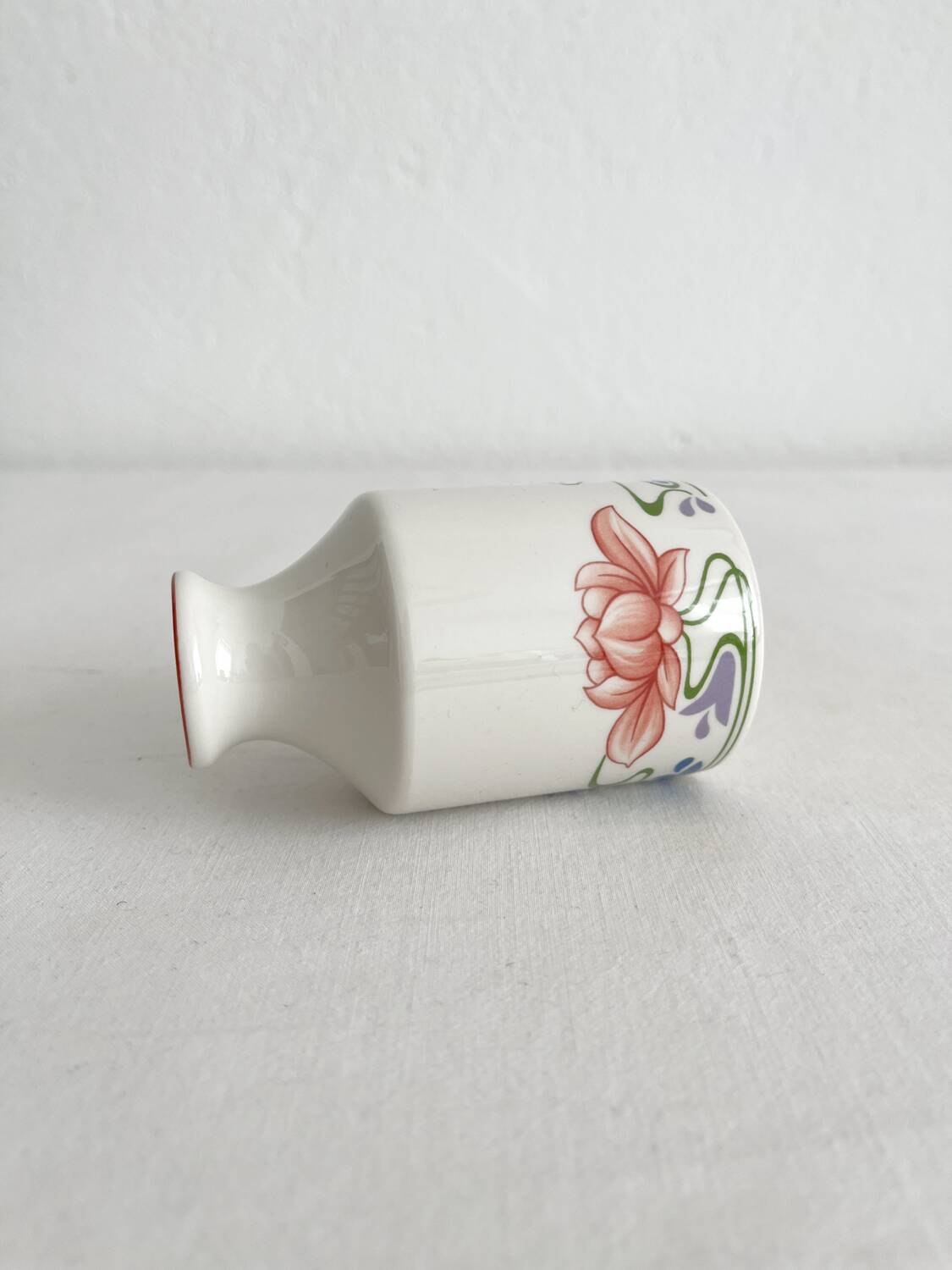 Villeroy & Boch "Florida" porcelain vase in vitro