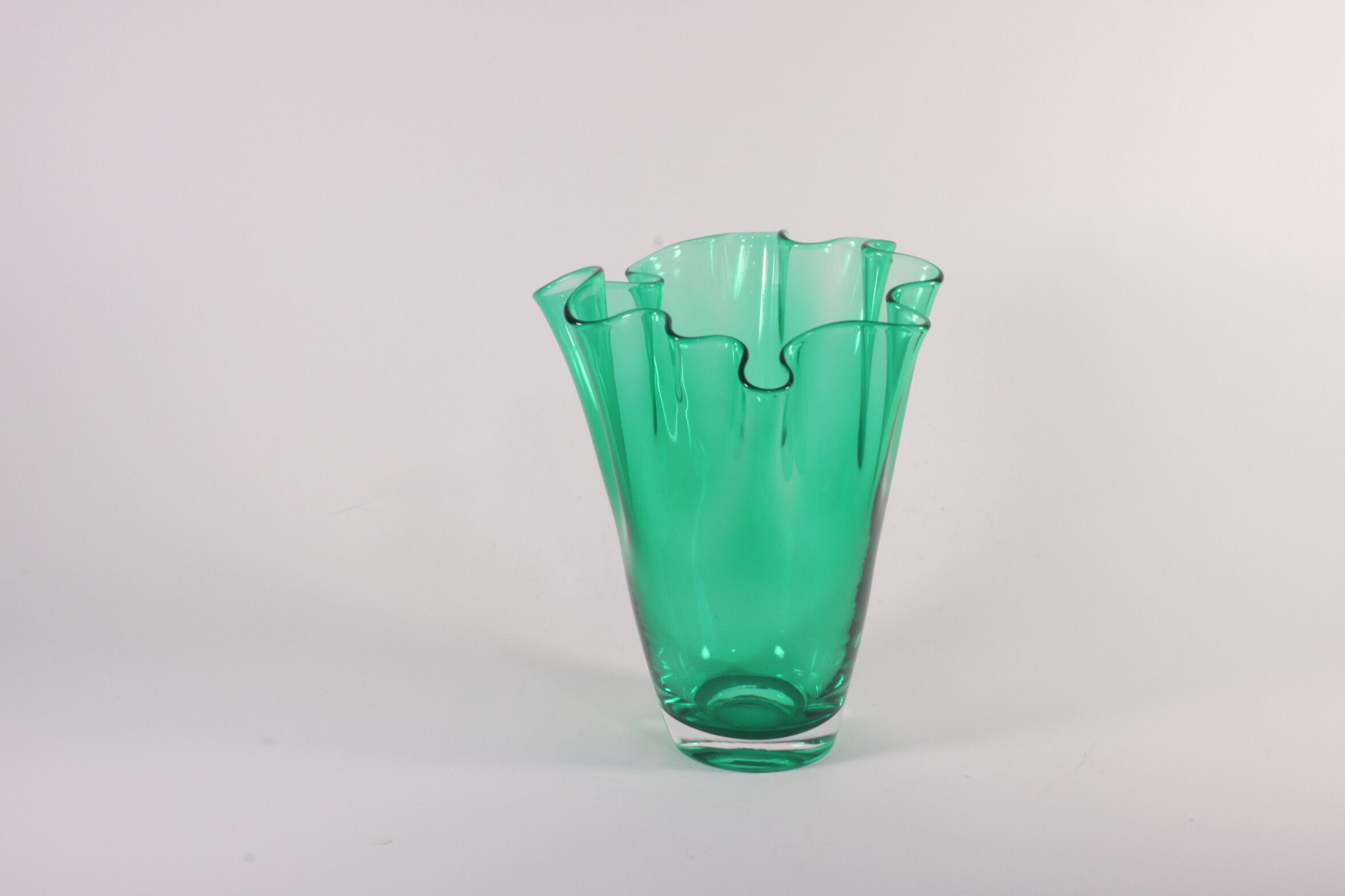 Vase fazzoletto en verre vert ou vase mouchoir, années 1950.
