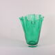 Vase fazzoletto en verre vert ou vase mouchoir, années 1950.