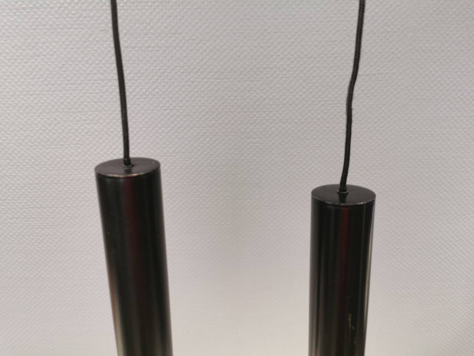 Deux suspensions de forme cylindrique en laque noire