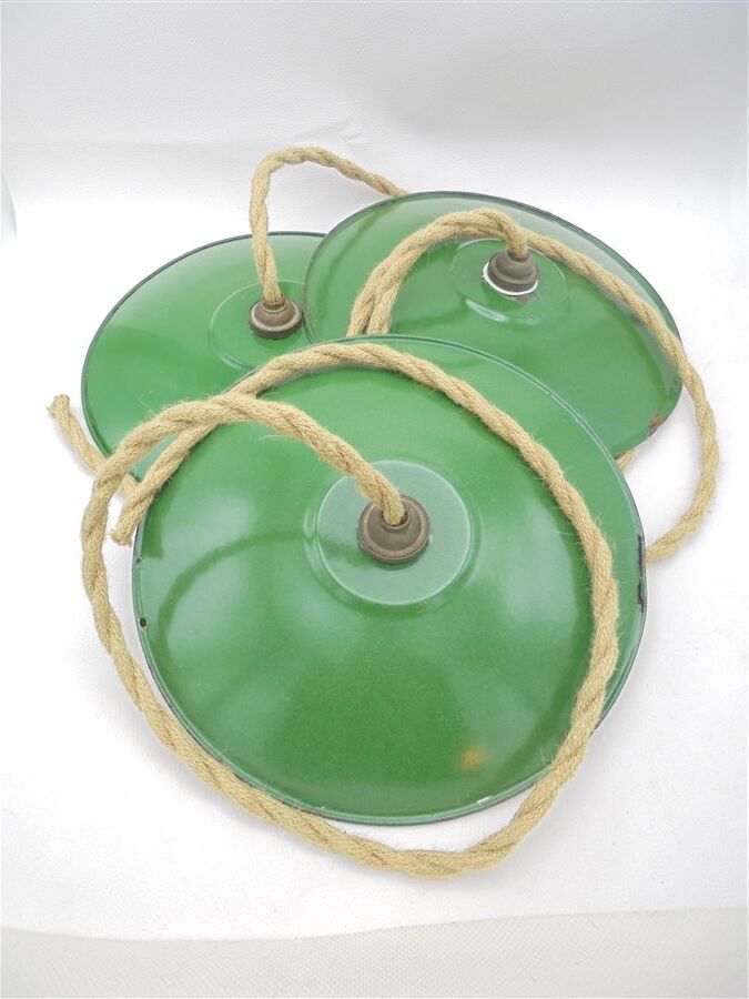 Trio of enamelled sheet metal suspensions